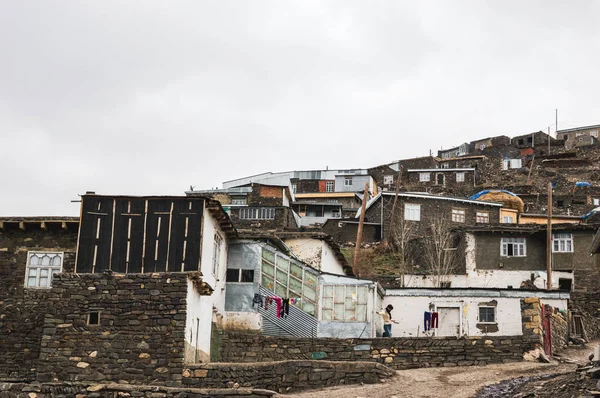 Azerbaiyán, vista del asentamiento de montaña de Khinalig, casas de residentes locales. Situado en las montañas de Quba Rayón, Azerbaiyán . — Foto de Stock