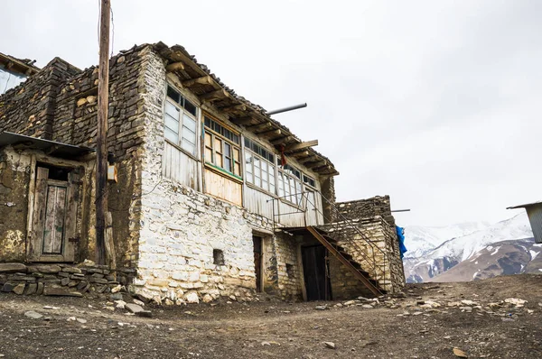 Азербайджан, Khinalig видом на гори поселення, будинки місцевих жителів. Розташований високо в горах Quba району, Азербайджан. — стокове фото