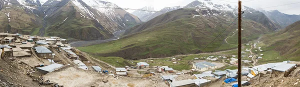Azerbaigian, Khinalig insediamento montano vista panoramica, case di residenti locali. Situato in alto sulle montagne di Quba Rayon, Azerbaijan . — Foto Stock