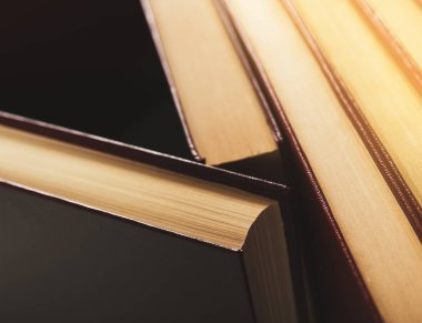 Eski kitaplar bağlamaları yakından görmek