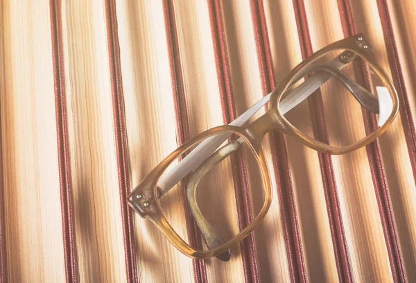 Bir yığın kitap, fotoğraf bir vintage etkisi ile eski gözlük