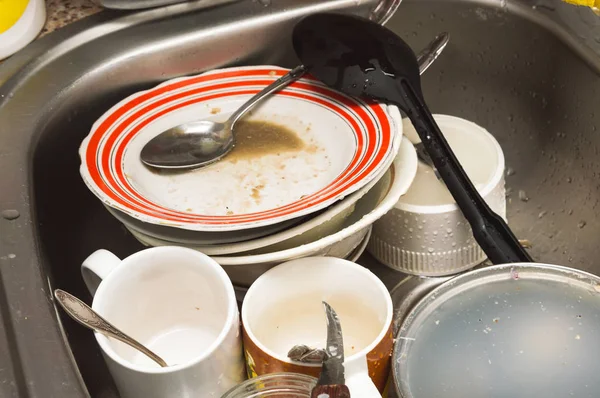 Peralatan dapur kotor dan piring kotor di wastafel — Stok Foto