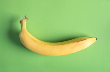 Muz yeşil renkli arka plan üzerinde