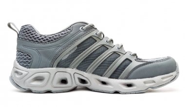 Gri spor ayakkabı beyaz arka plan üzerinde izole hiking