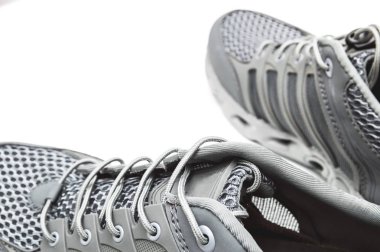 Gri spor ayakkabı beyaz arka plan üzerinde izole hiking