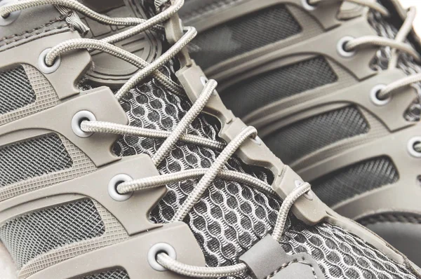 Zapatillas de senderismo gris aisladas sobre fondo blanco — Foto de Stock