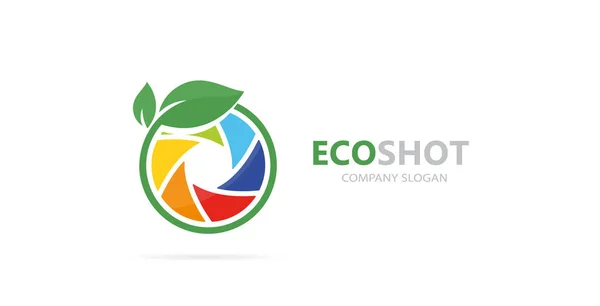 Vector van een camera sluiter en blad logo-combinatie. Fotografie en eco-symbool of pictogram. Unieke foto's en natuurlijk, organisch logo ontwerpsjabloon. — Stockvector