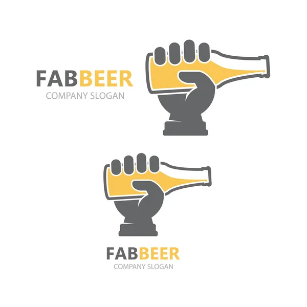 Hand met bier fles logo ontwerpsjabloon. — Stockfoto