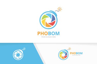 Vektör kamera çekim ve bomba logo bileşimi. Objektif ve simge veya simge patlatmak. Benzersiz fotoğraf ve silah logo tasarım şablonu.