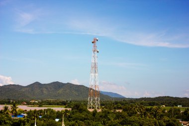 Telekomünikasyon kule orta dağ arka plan