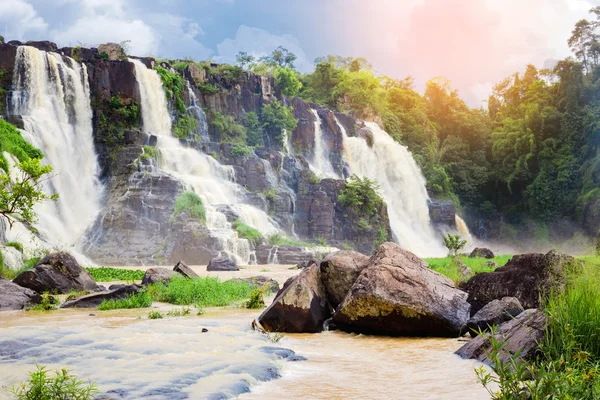 Pongour Falls güzel şelale yağmur sezonu, dalat, vietn