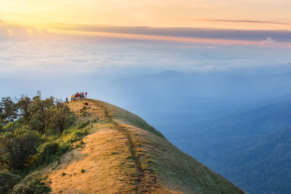 insanlar sabah ile dağın tepesine hiking 