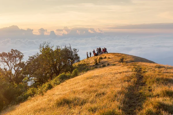 insanlar sabah gündoğumu ile dağın tepesine hiking