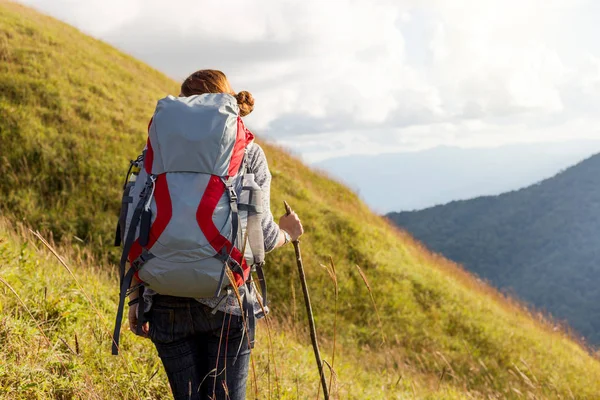 Dağın tepesine hiking kadın sırt çantaları