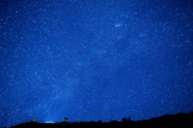 Samanyolu ve ağacı dağ, uzun exposu üstüne silüeti