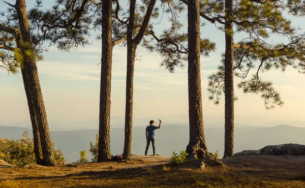 Momento de solidão. Jovem de pé sozinho na floresta ao ar livre — Fotografia de Stock