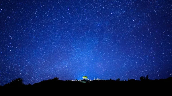 Voie lactée et silhouette de l'arbre au sommet de la montagne, Long exposu — Photo