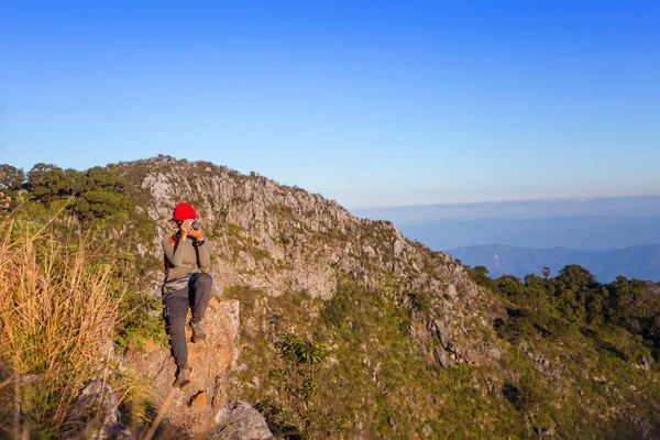 Mulher caminhante tirar foto com câmera mirrorless na montanha. Bac — Fotografia de Stock