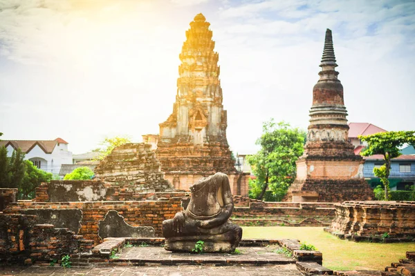 Velho pagode antigo em Lopburi Tailândia, com tijolo Exterior Velho — Fotografia de Stock