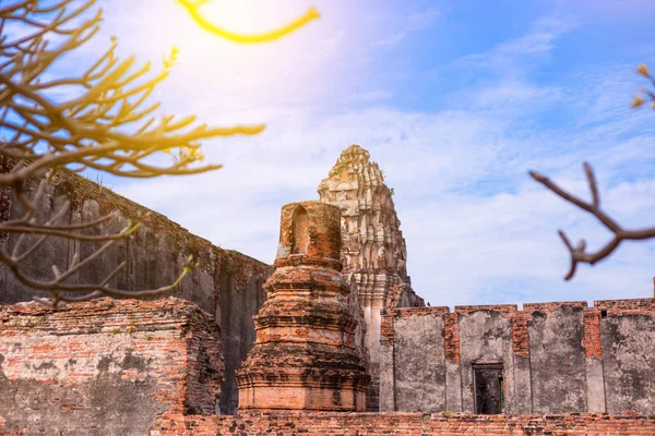 Antigua pagoda antigua en Lopburi tailandia, con ladrillo exterior antiguo — Foto de Stock