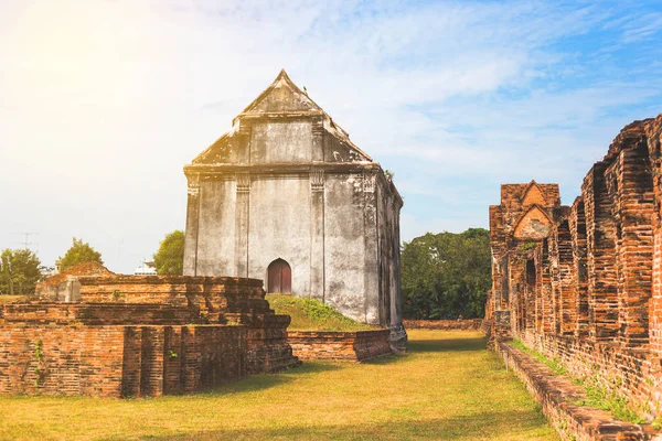 Oude oude pagode in Lopburi thailand, met oude exterieur baksteen — Stockfoto