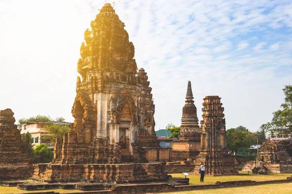 Gamla antika pagoden i Lopburi thailand, med gamla yttre tegel — Stockfoto