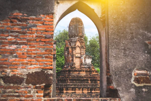 Gamla antika pagoden i Lopburi thailand, med gamla yttre tegel — Stockfoto