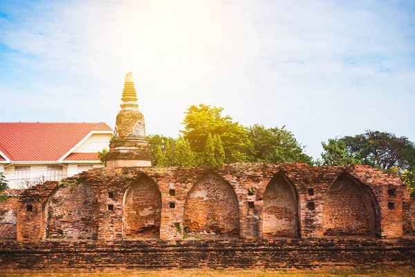 Antigua pagoda antigua en Lopburi tailandia, con ladrillo exterior antiguo — Foto de Stock