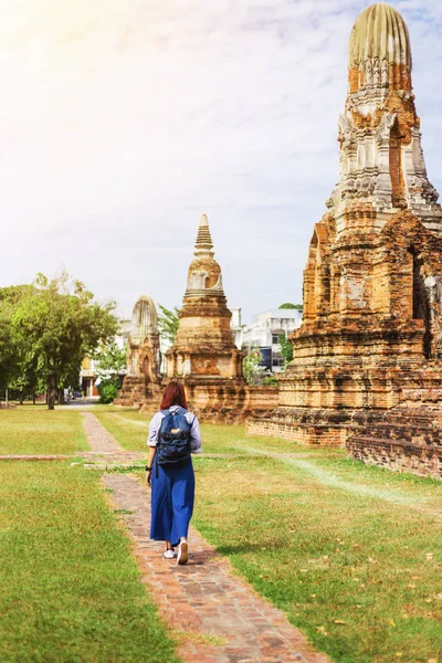 Vrouwen toeristische wandelen in het wandelpad door oude pagode in templ — Stockfoto