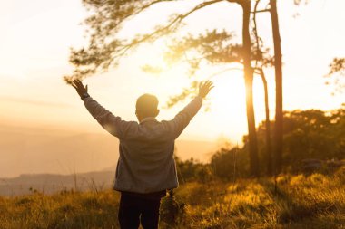 adam elini kaldırsın kadar havada dağın zirvesinde günbatımı sırasında