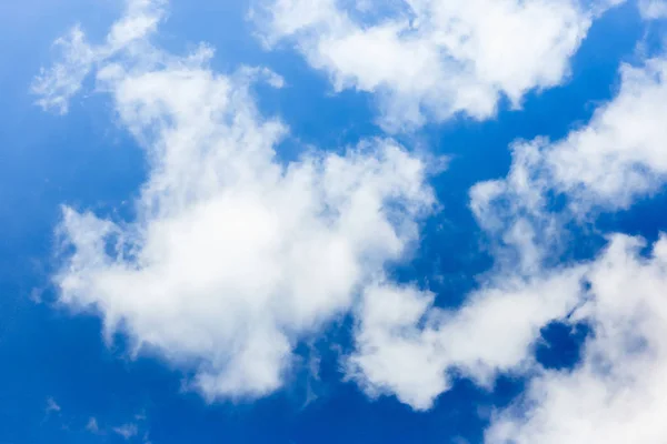 Soft focus blue sky and cloudy windy tropical polarise shiny sty — Stock Photo, Image