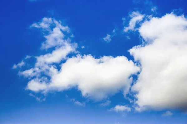 โฟกัสอ่อนท้องฟ้าสีฟ้าและเมฆลมเขตร้อนขั้วโลกส่องแสงสไตล์ — ภาพถ่ายสต็อก