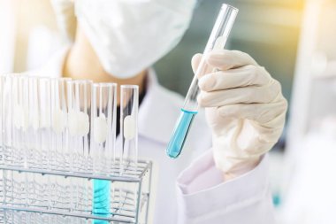 laboratuvar test tüpü, bilim laboratuarı tutan bilim adamı el 