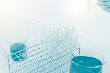 laboratuvar test tüpü, bilim laboratuvar araştırma ve geliştirme tutan bilim adamı el kavramı