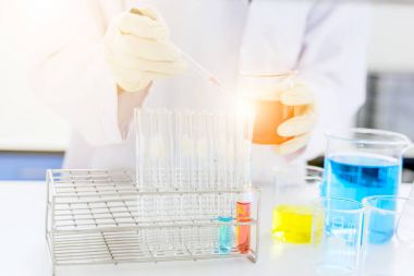 laboratuvar test tüpü, bilim laboratuvar araştırma ve geliştirme tutan bilim adamı el kavramı