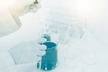 laboratuvar test tüpü, bilim laboratuarı tutan bilim adamı el 