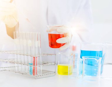 laboratuvar test tüpü, bilim laboratuarı tutan bilim adamı el 