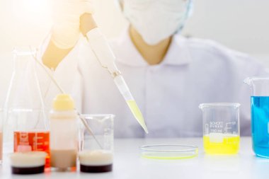 laboratuvar test tüpü, bilim laboratuarı tutan bilim adamı el 