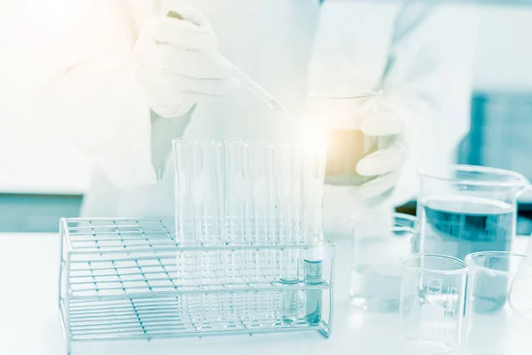laboratuvar test tüpü, bilim laboratuvar araştırma ve geliştirme tutan bilim adamı el kavramı
