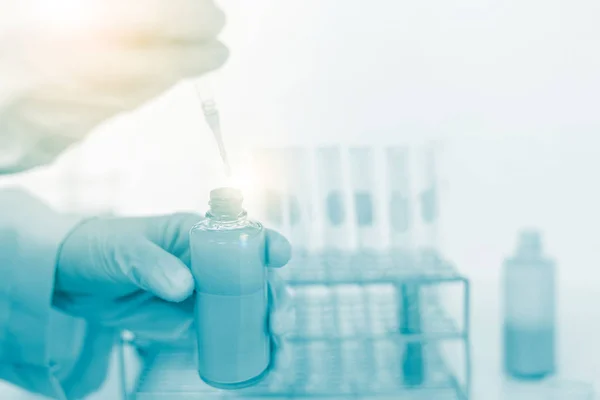 laboratuvar test tüpü, bilim laboratuvar araştırma ve geliştirme tutan bilim adamı el kavramı