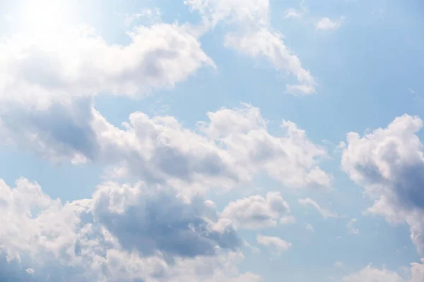Céu azul claro com nuvens brancas close-up — Fotografia de Stock
