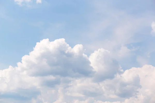 Céu azul claro com nuvens brancas close-up — Fotografia de Stock