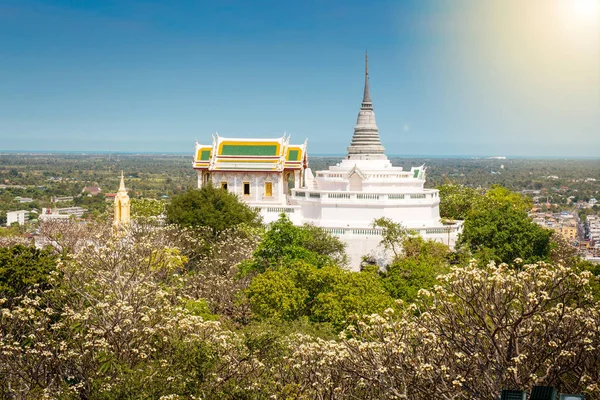 Templo en la cima de la montaña, detalles arquitectónicos de Phra Nakhon Kh — Foto de Stock