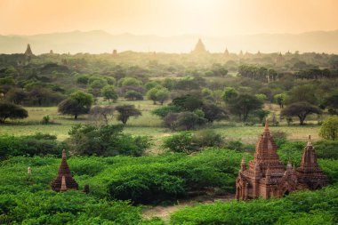 Sunrise eski tapınaklar ve yeşil peyzaj, Bagan, Myanmar 