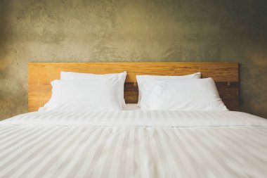 Yatak Odalı Süit iç beyaz yastıklar ile kapatın ve konsantrasyon duvar