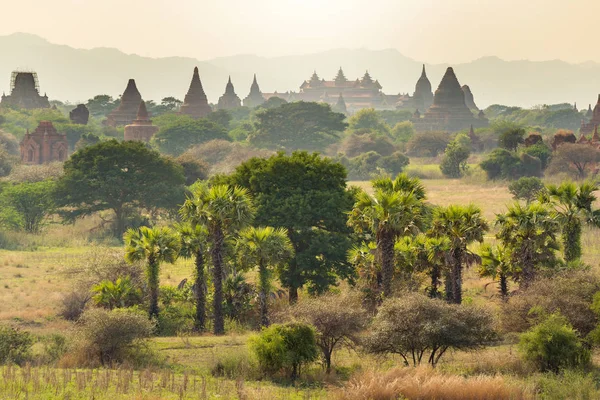 Salida del sol con templos antiguos y paisaje verde, Bagan, Myanmar — Foto de Stock