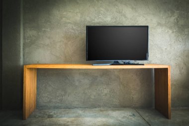 Düz ahşap masa grunge ile oturma odasında LCD televizyon
