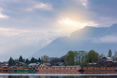 Dal Gölü, Dal göl ve dağ evi tekneyle yaşam tarzı