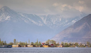 Dal Gölü, Dal Gölü ve mountai evi tekneyle yaşam tarzı