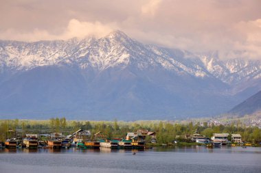 Dal Gölü, Dal Gölü ve mountai evi tekneyle yaşam tarzı